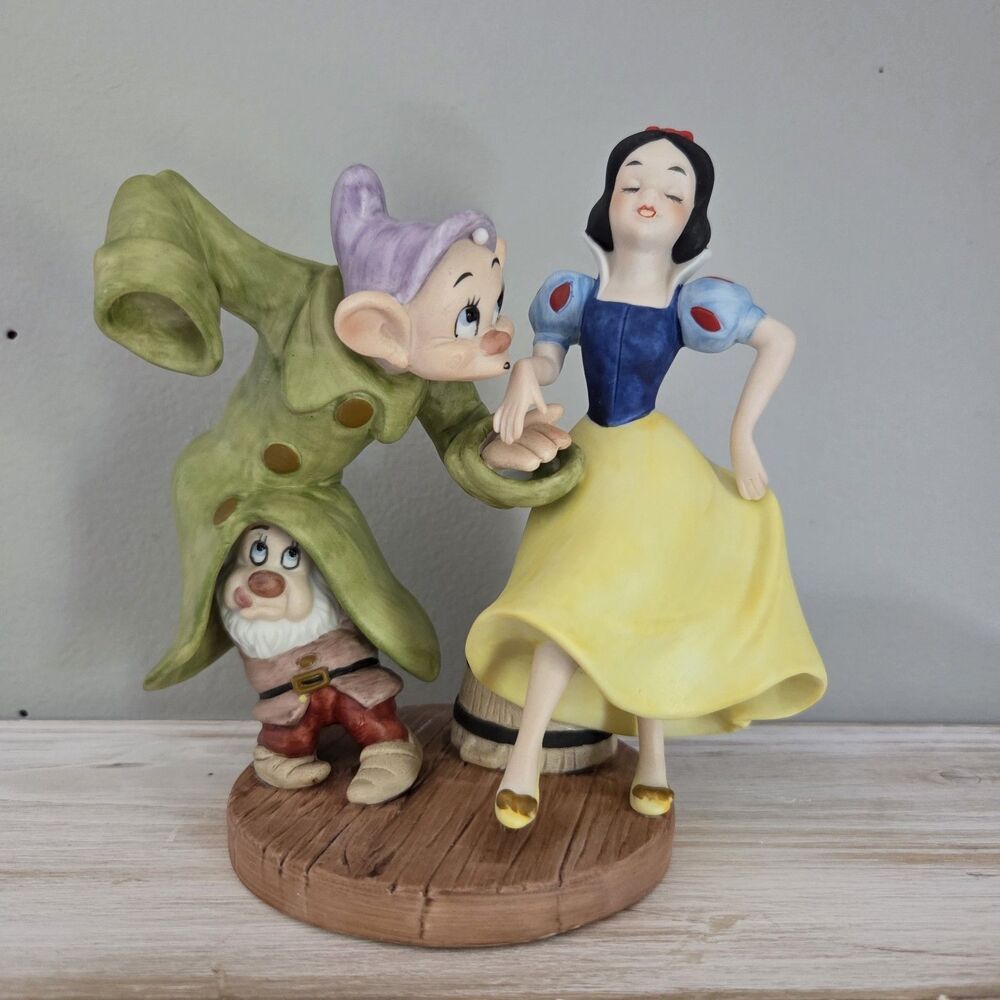 Disney Magic Memories Snow White & the Seven Dwarfs Limited Edition w/ orig Box